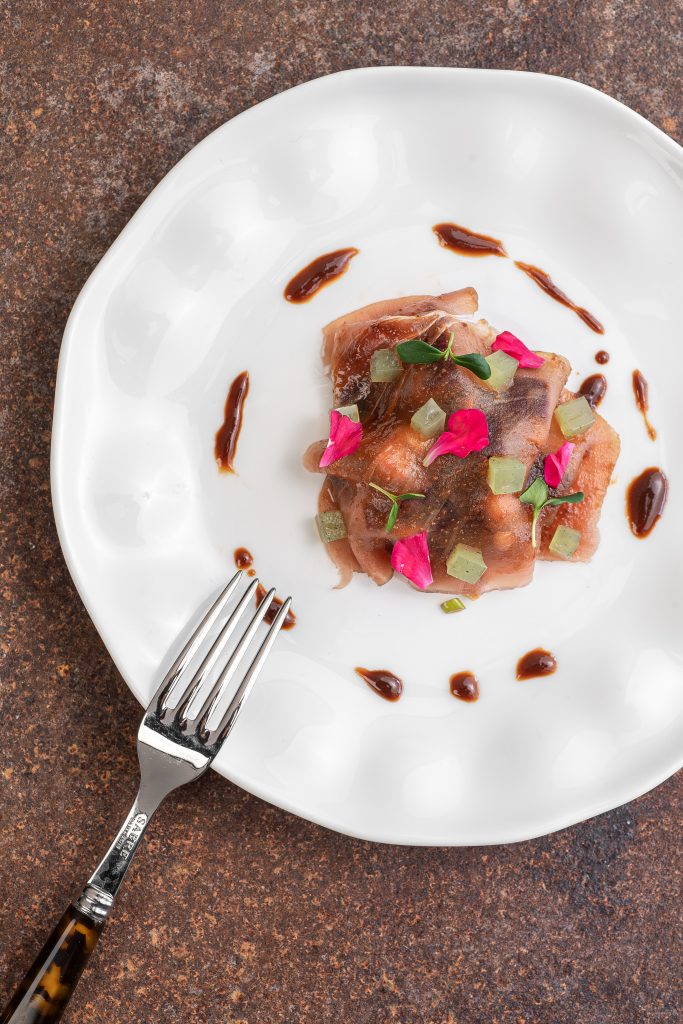 Carpaccio de thon de Méditerranée au citron vert, pastèque de Provence, légumes croquants, coriandre fraîche et éclats de noisette