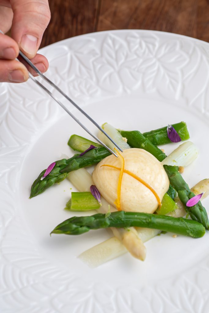 Dressage asperges vertes et blanches du pays avec émulsion d’amandes et graines de moutarde
